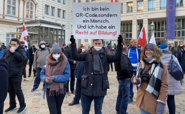 Klarer FPÖ-Erfolg: WU geht vor Protestwelle in die Knie und legt skandalöse "2G-Regel" auf Eis!