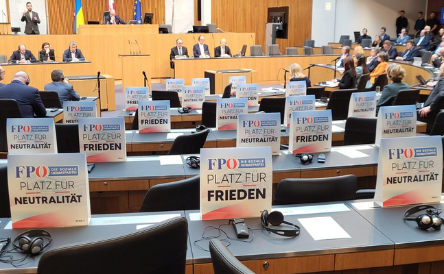 FPÖ-Schilder im Sitzungssaal des Nationalrats FPÖ-Schilder im Sitzungssaal des Nationalrats