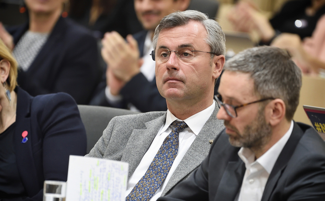 "Unsere Gedanken sind bei den Opfern des feigen Anschlags" - FPÖ-Obmann Norbert Hofer und FPÖ-Klubobmann Herbert Kickl geben zum islamistischen Terrorakt in Wien folgende Erklärung ab: