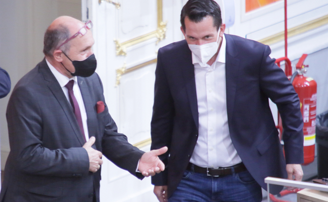 Nationalratspräsident Sobotka (l. mit Gesundheitsminister Wolfgang Mückstein) hat im Hohen Haus nun die "3g-Regel" eingeführt - für die FPÖ eine weitere evidenzbefreite Schikane, ähnlich wie das Masken-Theater.