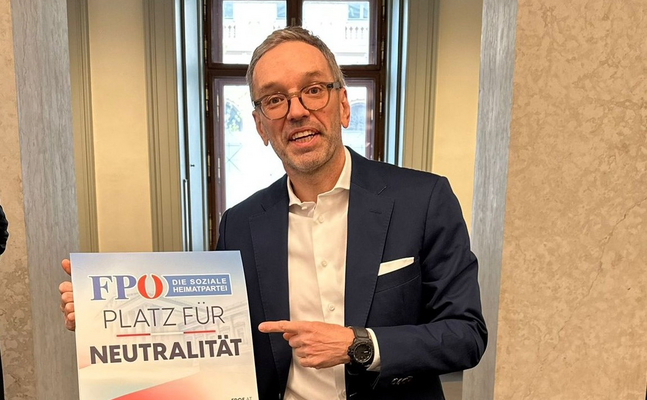Herbert Kickl mit Schild "Platz für Neutralität" Herbert Kickl mit Schild "Platz für Neutralität"