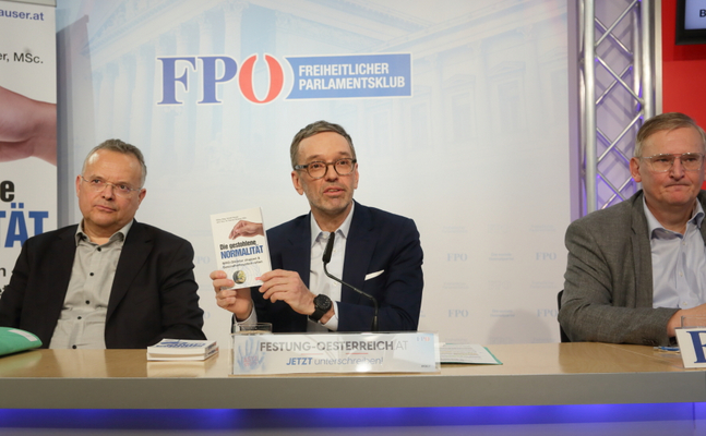 FPÖ-Parlamentarier Gerald Hauser, -Bundesparteiobmann Herbert Kickl und Dr. Hannes Strasser (v. l.) bei der Buchpräsentation. 