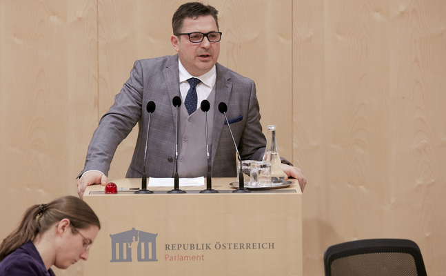 FPÖ-Parlamentarier Ries im Nationalrat: "Die '2G-Regelung' für die theoretische Führerscheinprüfung war ein völlig unnötiger und schikanöser Murks."