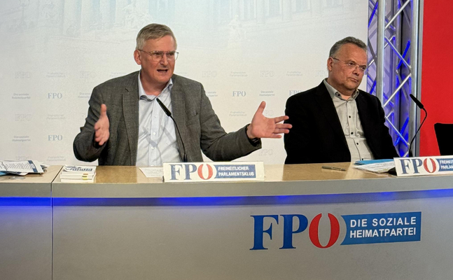 Univ. Doz. Dr. Hannes Strasser (l.) und FPÖ-Nationalratsabgeordneter Gerald Hauser bei ihrer Pressekonferenz. 