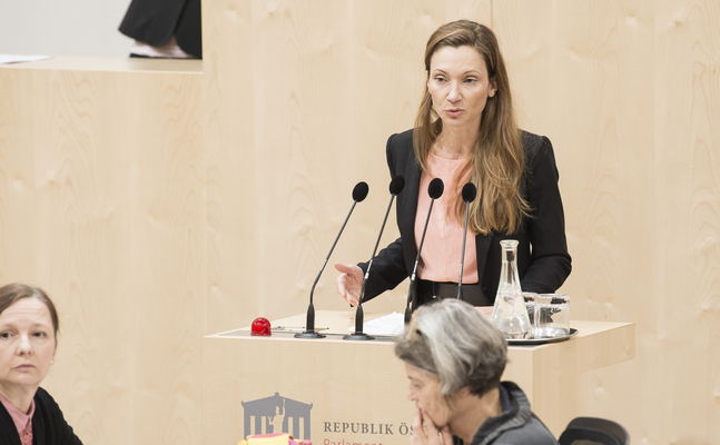 FPÖ-Verfassungssprecherin Fürst im Hohen Haus: "Maßnahmen der Regierung haben mit Gesundheitspolitik nichts mehr zu tun."